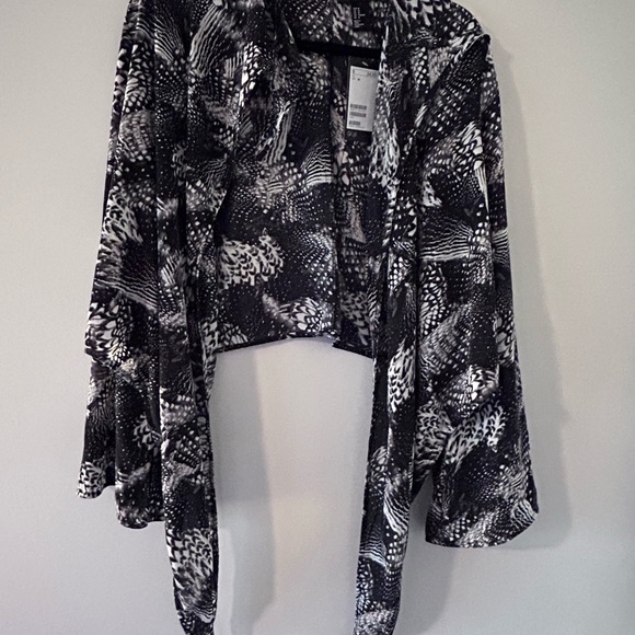 H & M • Black & White Womens Top • sz M - Picture 3 of 10